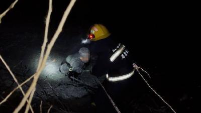 寒夜里，老人身陷河道淤泥，消防迅速解救