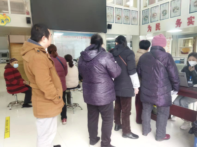 公交办卡进社区 便民服务暖人心