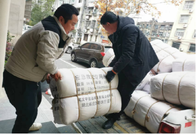 棉衣、棉被来啦！把党的“温暖”送到群众手中