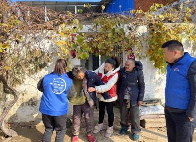 寒冬送温暖 关爱暖民心