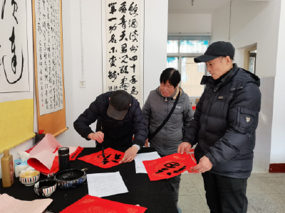 挥毫泼墨, 送“福”到家