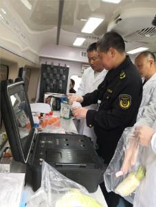 聚焦菜篮子安全 “你点我检”走进首衡城农产品批发市场