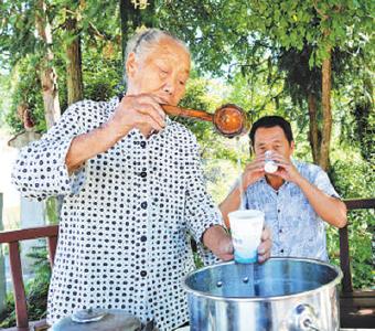 坚持免费送茶36年——湖北通山有位“凉茶奶奶”（暖相册）