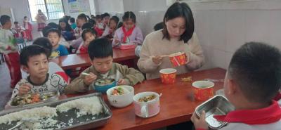守护孩子舌尖上的安全——孝南区杨店镇第一小学落实家长陪餐制