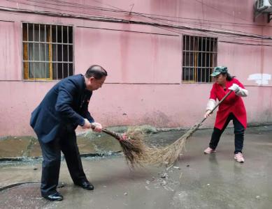 创卫攻坚 党员先行  -向阳湖镇宝塔社区开展卫生大清扫活动
