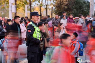 V视丨助力创建全国文明城市，特巡警在行动！