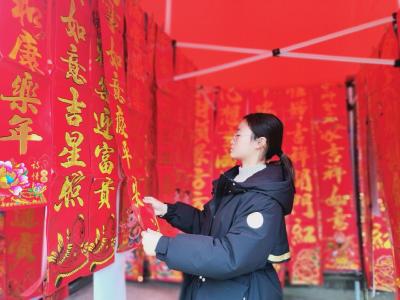 （长江云）年货齐了，人气旺了，商户笑了！横沟桥镇集贸市场“烟火气”满血回归