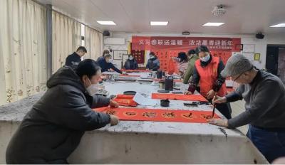滨河社区：义写春联送温暖 浓浓墨香迎新年
