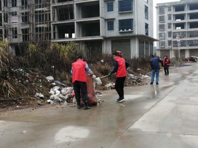 甘鲁村：大家齐动手  “志愿红”点靓新村美