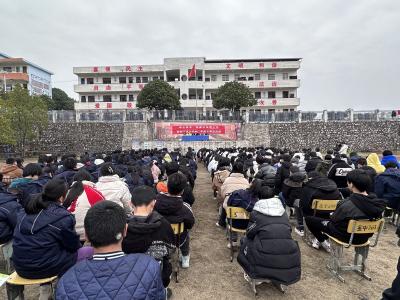 向阳湖镇：送法进校园  为青少年系好“法治纽扣”