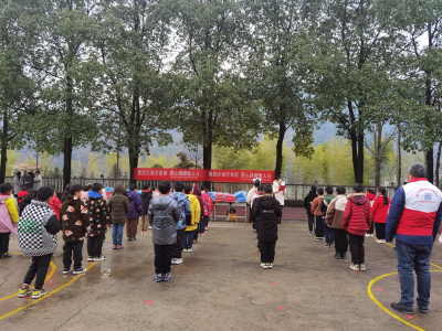 区民政局：关爱未成年人 捐赠爱心衣物