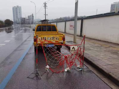 （先不发）十字路口车辆抛锚，交警雨中帮忙推车