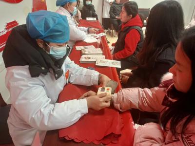 团区委：健康服务送到居民“家门口”