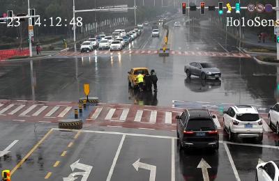 （长江云）皮卡车十字路口抛锚，执勤交警冒雨推车除隐患