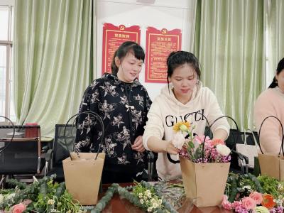 “幸福广小 以花献礼”DIY艺术插花活动