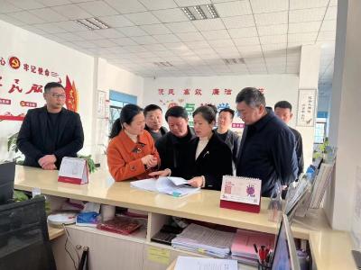 区领导调研：基层减负增实效