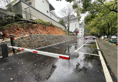 温泉社区：修建便民停车场 美化环境惠民心