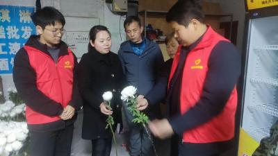 大幕乡：鲜花换塑料花 绿色清明更文明