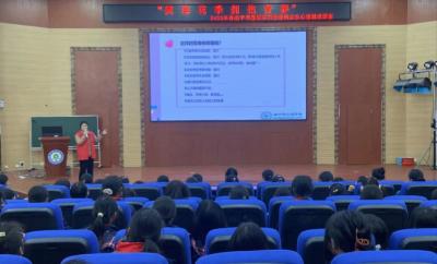香城学校开展“笑迎花开  拥抱青春”心理健康宣讲活动