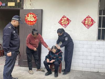 咸安民警上门“解难题”  为高龄老人办理身份证