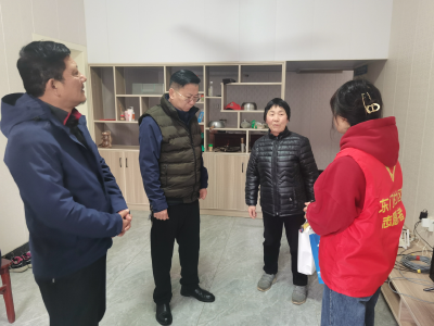 东门社区开展走访慰问送图书活动