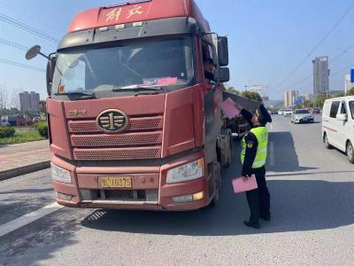 咸安：强化城区东外环道路超限抛洒违法行为打击