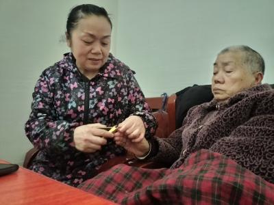 （长江云）咸安：你养我长大，我陪你变老！久病床前有孝女