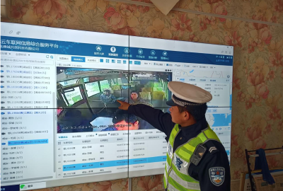 咸安交警：突查行动！扣紧客运车辆“安全带”