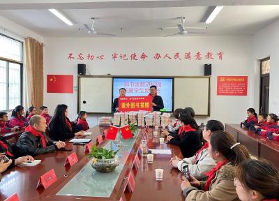 捐书送教进校园，关爱学生助成长