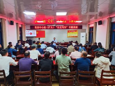 向阳湖镇：组织干部挑灯夜读 提升公文写作能力