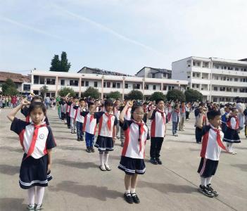 童心向党 领巾飘扬——横沟桥镇小学举行一年级入队仪式