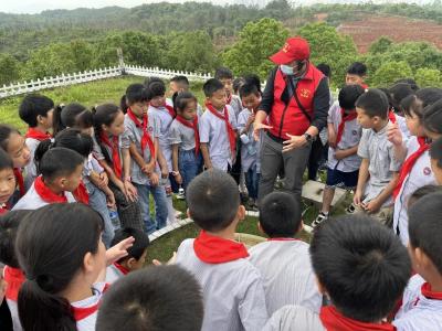 马桥镇小学：学生走进气象观测站 零距离探寻气象奥秘