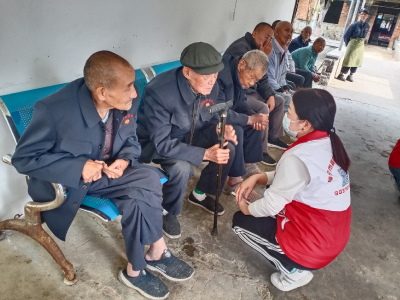 区民政局开展“情暖夕阳 与爱同行”关爱老年人志愿服务活动