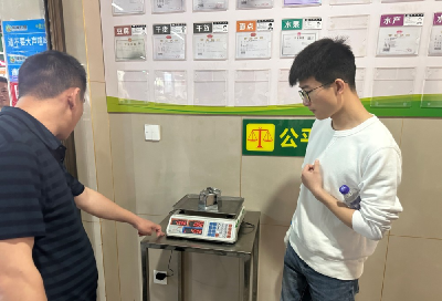 咸安区市场监管局开展“5·20”世界计量日计量“五进”活动
