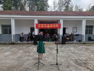 汀泗桥镇大坪村：“老来乐”乐队唱响党的二十大