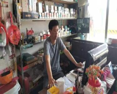 （长江云）咸安：女孩红桥上不慎落水 热心店主奋不顾身救人