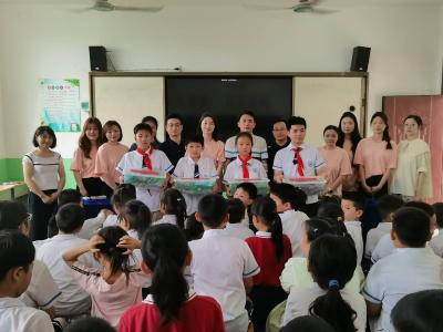 “‘粽’一份爱 ‘益’起向爱前行端午”主题活动走进咸安乡镇小学