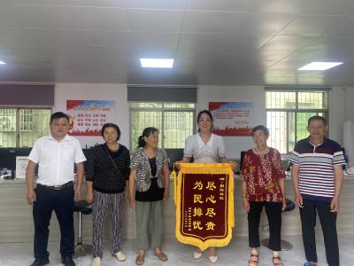 朝阳社区：为民解忧暖人心，居民致谢送锦旗