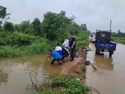 暴雨突袭，贺胜桥镇上下齐心防汛抢险