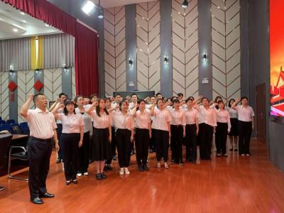 咸安区教育系统召开2023年“七一”新党员宣誓暨“双月大讲堂”党建工作专题讲座