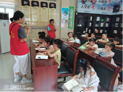 温泉社区开展“小书屋，大梦想”阅读活动
