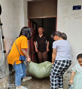 官埠桥镇：炎炎夏日送清凉  浓浓关怀沁人心