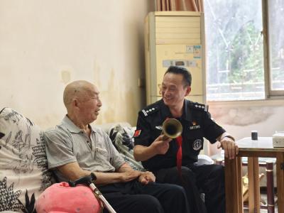 （长江云）聆听战时故事 咸安民警慰问抗美援朝老兵
