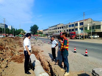 官埠桥镇小泉村：整治淤堵管道 畅通群众心声