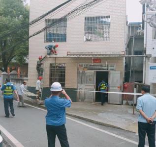 拆除违建铁棚 扮靓社区环境