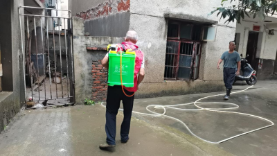 文笔路社区：积水退后忙消杀 确保灾后无大疫