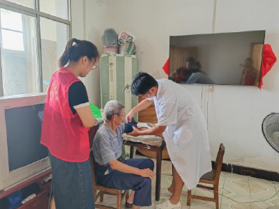 岔路口社区：医疗服务进家门，关心呵护零距离