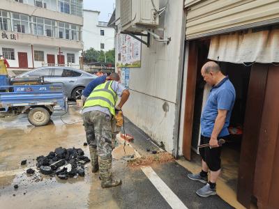 永安街道双龙社区：水管破裂惹人急 齐力抢修暖人心