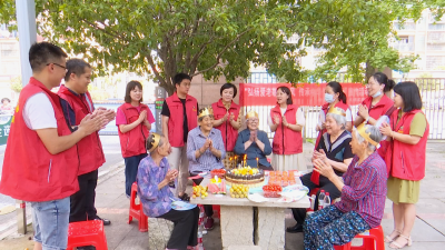 （长江云）咸宁咸安：一场特别的生日会！为80岁以上老人庆祝生日