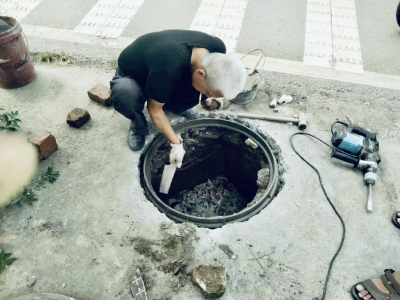 汀泗桥镇：更换井盖消除隐患，守护群众“脚下安全”